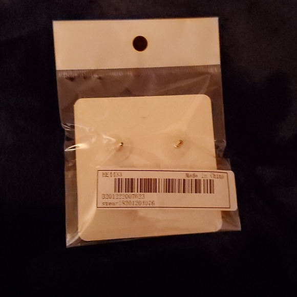 Earrings (pierced ears) - Picture 3 of 4